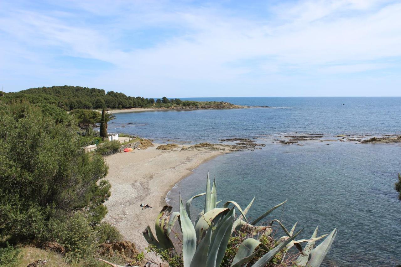 A Chic Four-Person Apartment By The Beach At Cap Ras Llança Exterior foto